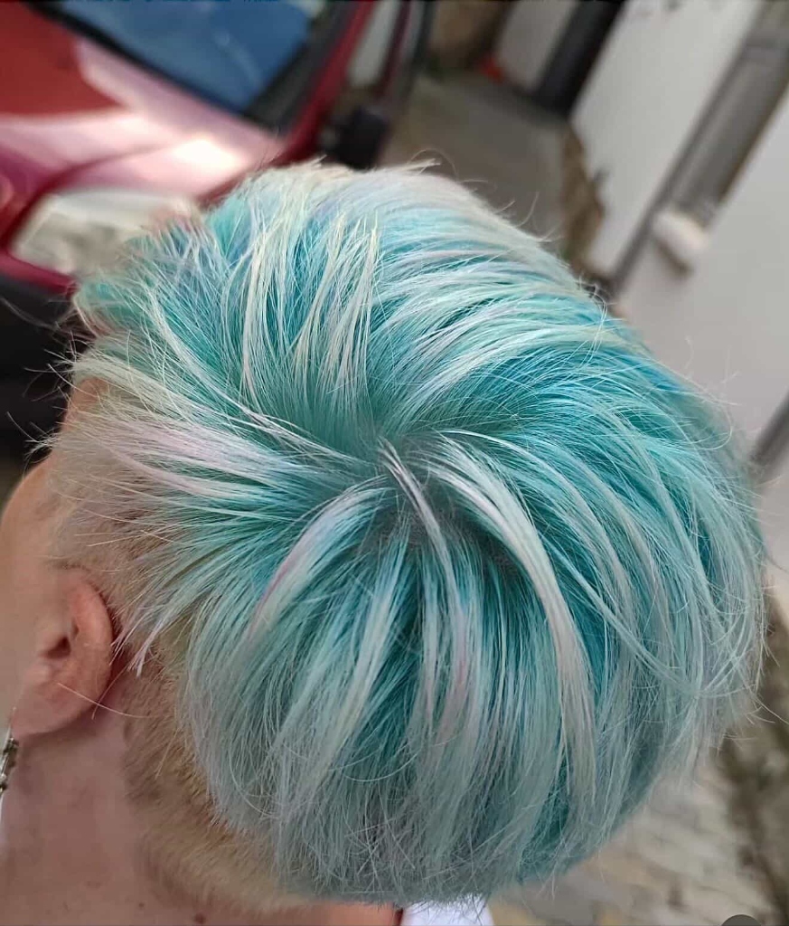 Moderní barvení - tyrkysová a modrá na krátkých vlasech