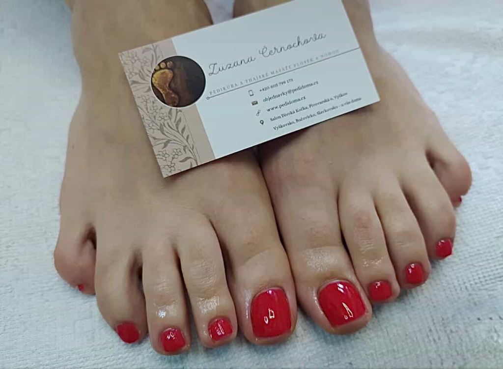 Ukázka pedikúry s lakováním